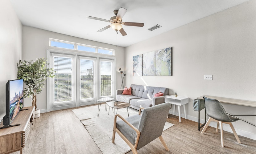 Prime SoCo 2BR King Suite w/ GymPickleballLaundry