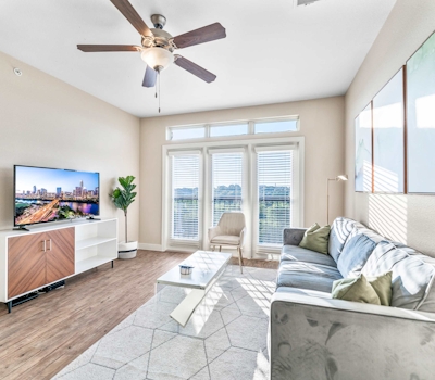 Top Floor SoCo 2BR King Suite | 8 mins to Downtown