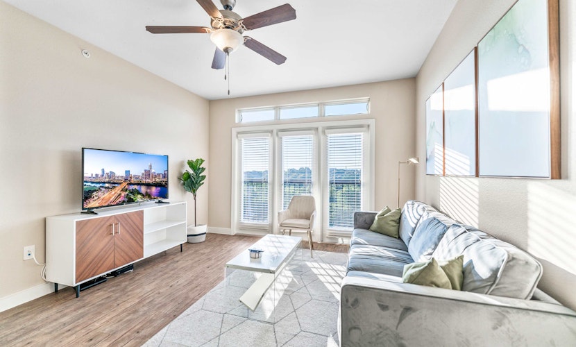 Top Floor SoCo 2BR King Suite | 8 mins to Downtown