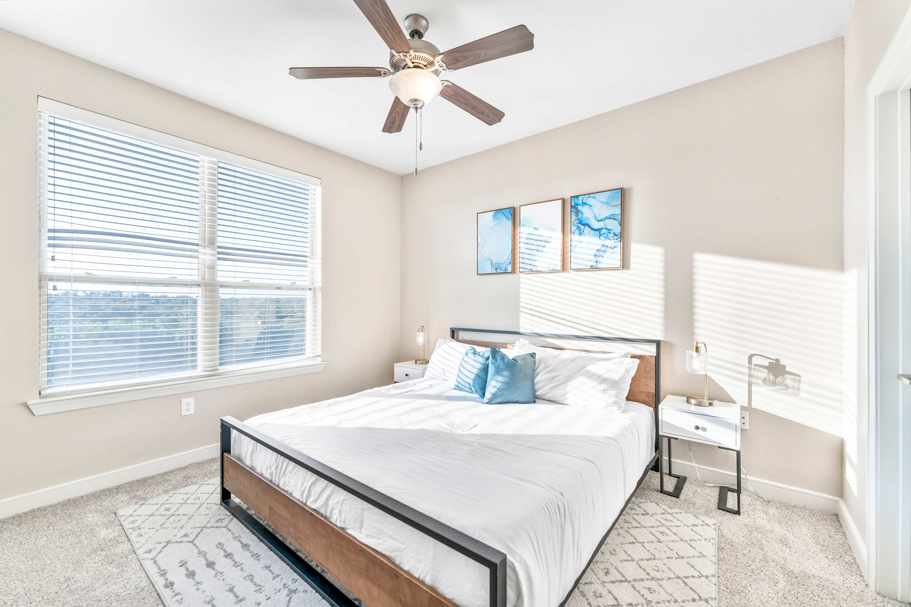 Top Floor SoCo 2BR King Suite | 8 mins to Downtown