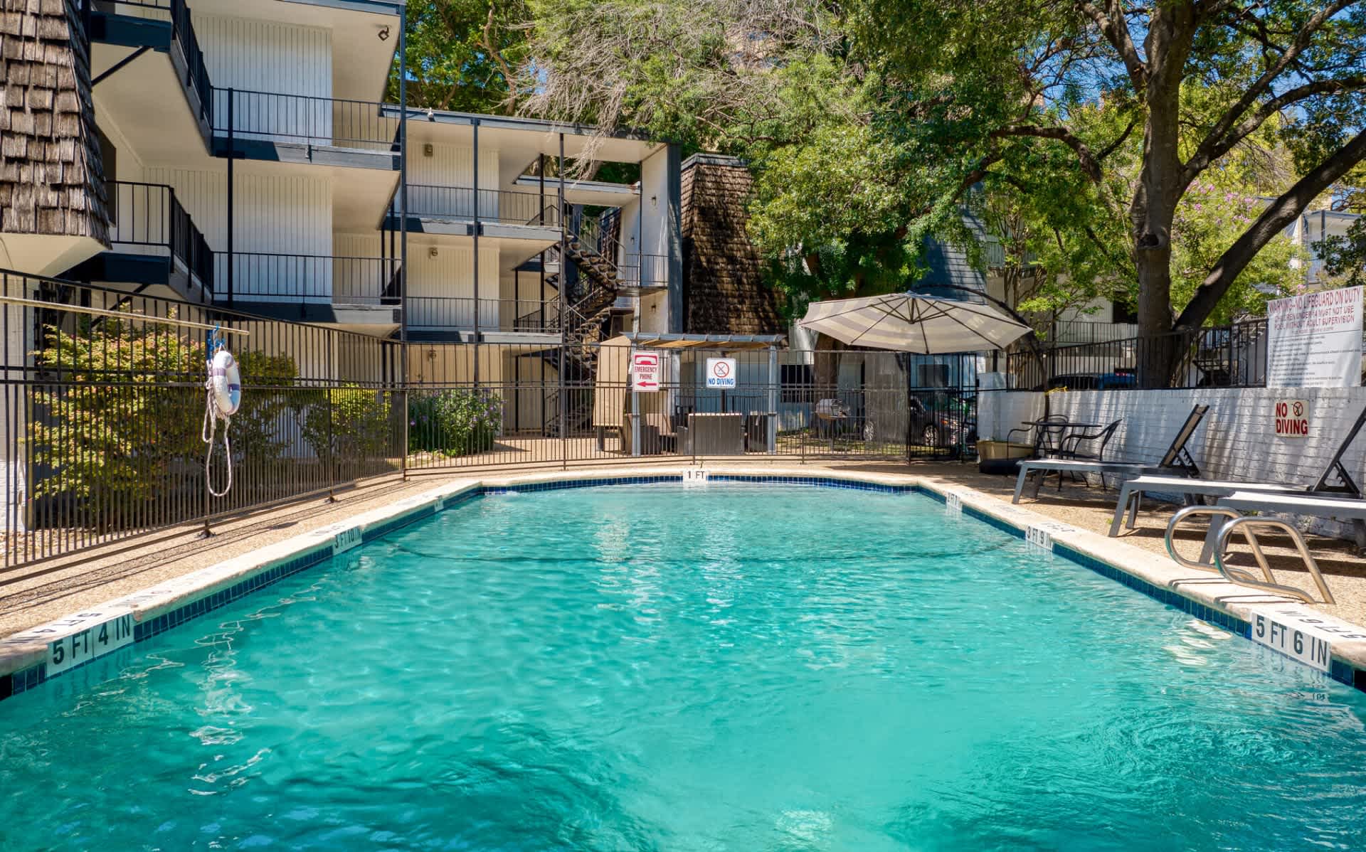 Prime SoCo airy 2BR king suite w/ pool, parking