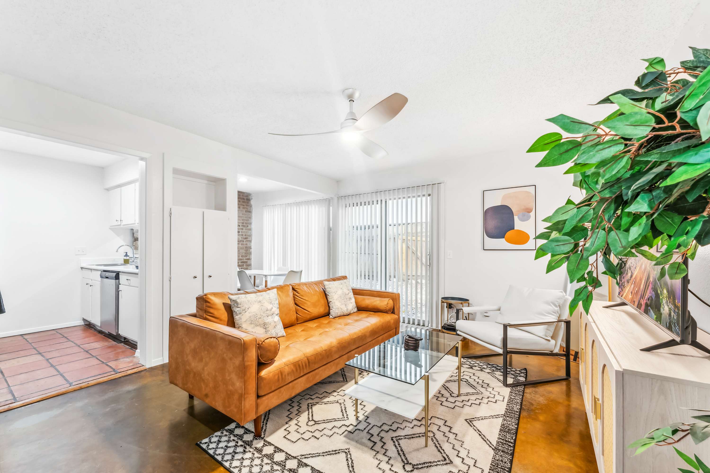 Prime SoCo cozy 1BR king suite w/ pool, parking