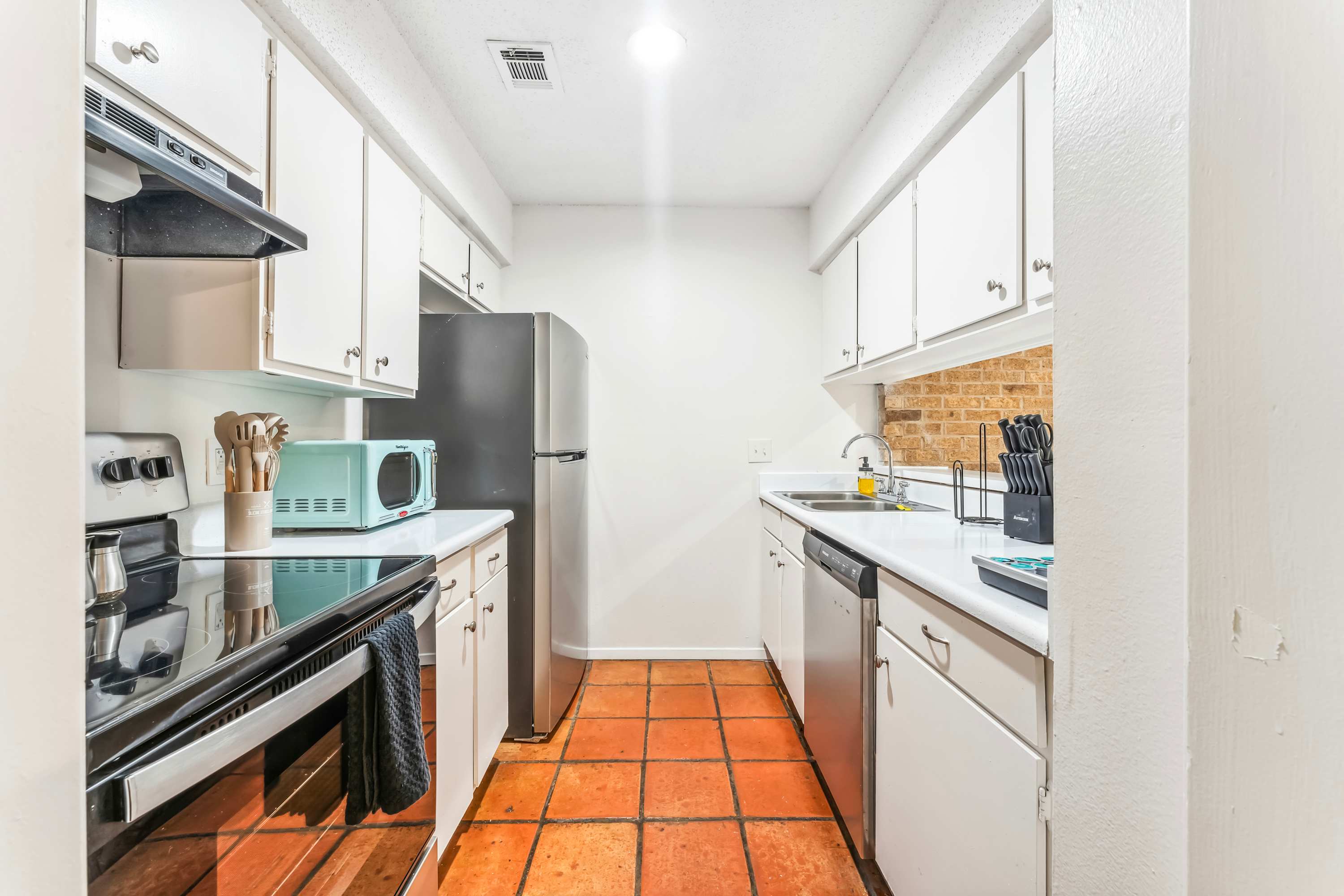 Prime SoCo cozy 1BR king suite w/ pool, parking