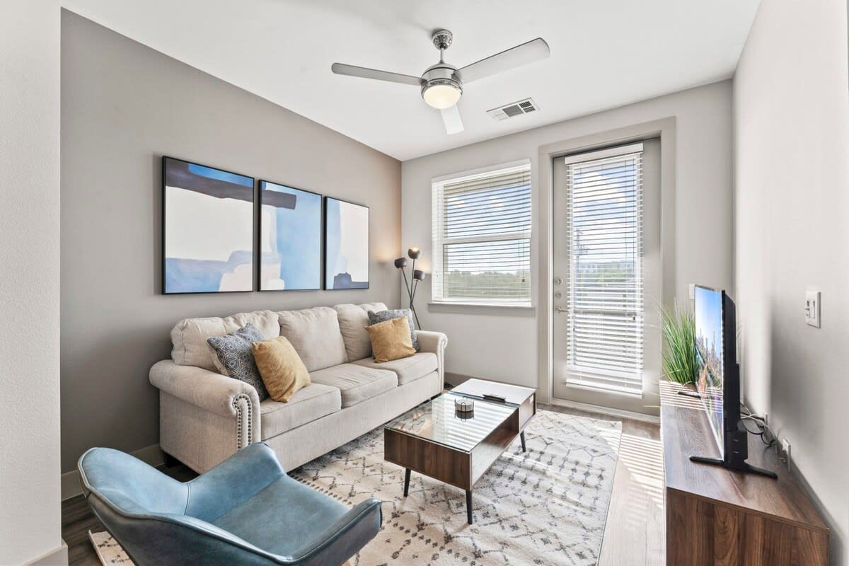 Fun king 1BR suite close to Downtown w/ gym