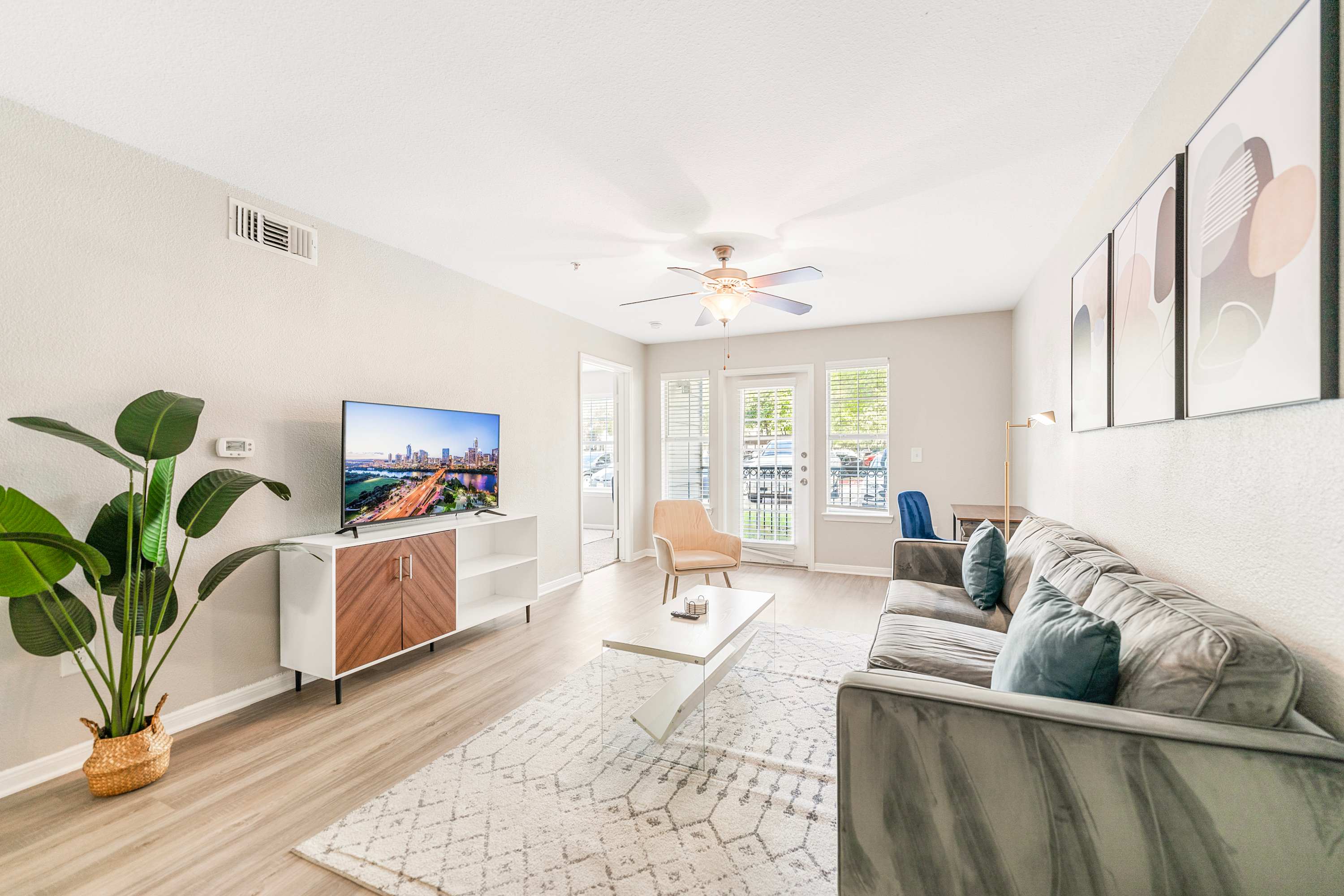 Bright 2BR King Suite w Gym& close to Downtown