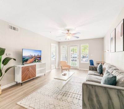 Bright 2BR King Suite w Gym& close to Downtown