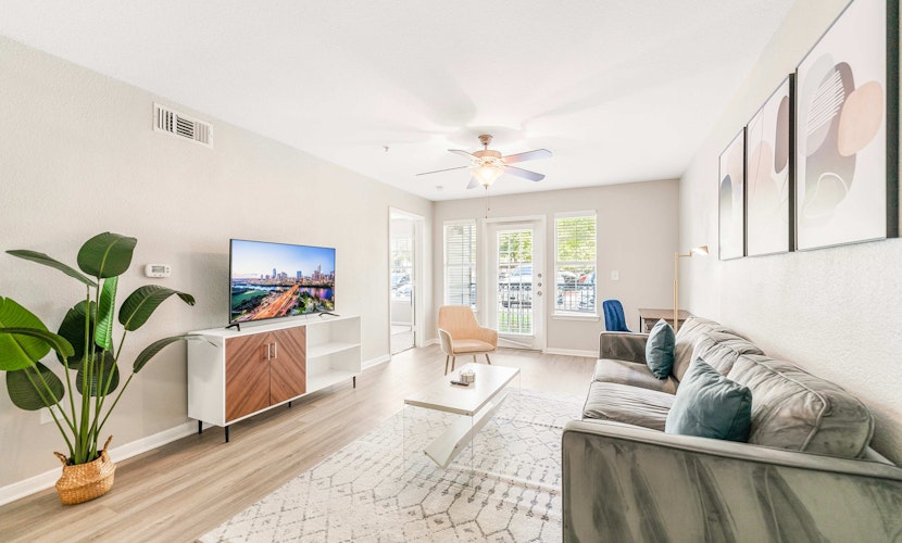 Bright 2BR King Suite w Gym& close to Downtown