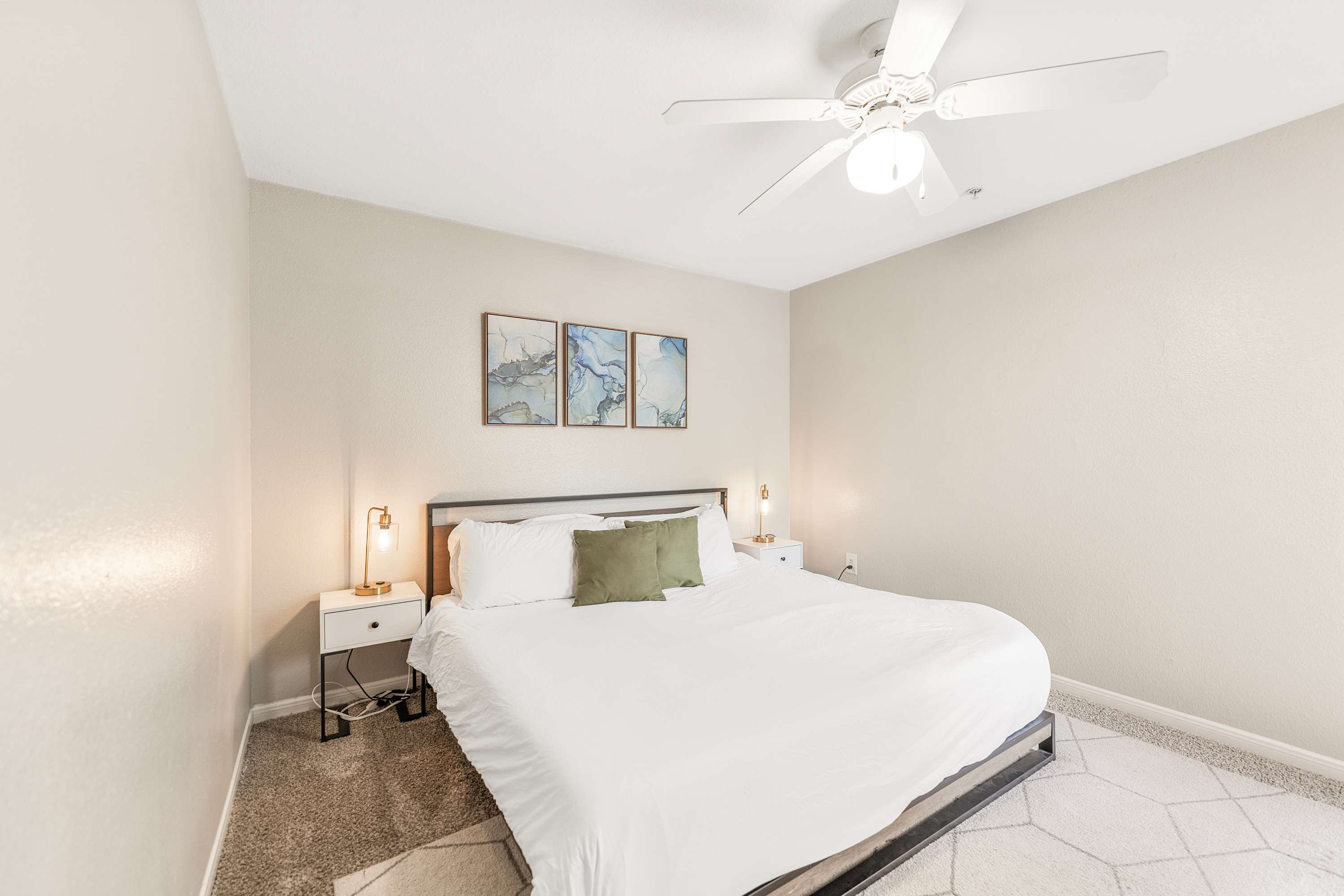 Bright 2BR King Suite w Gym& close to Downtown