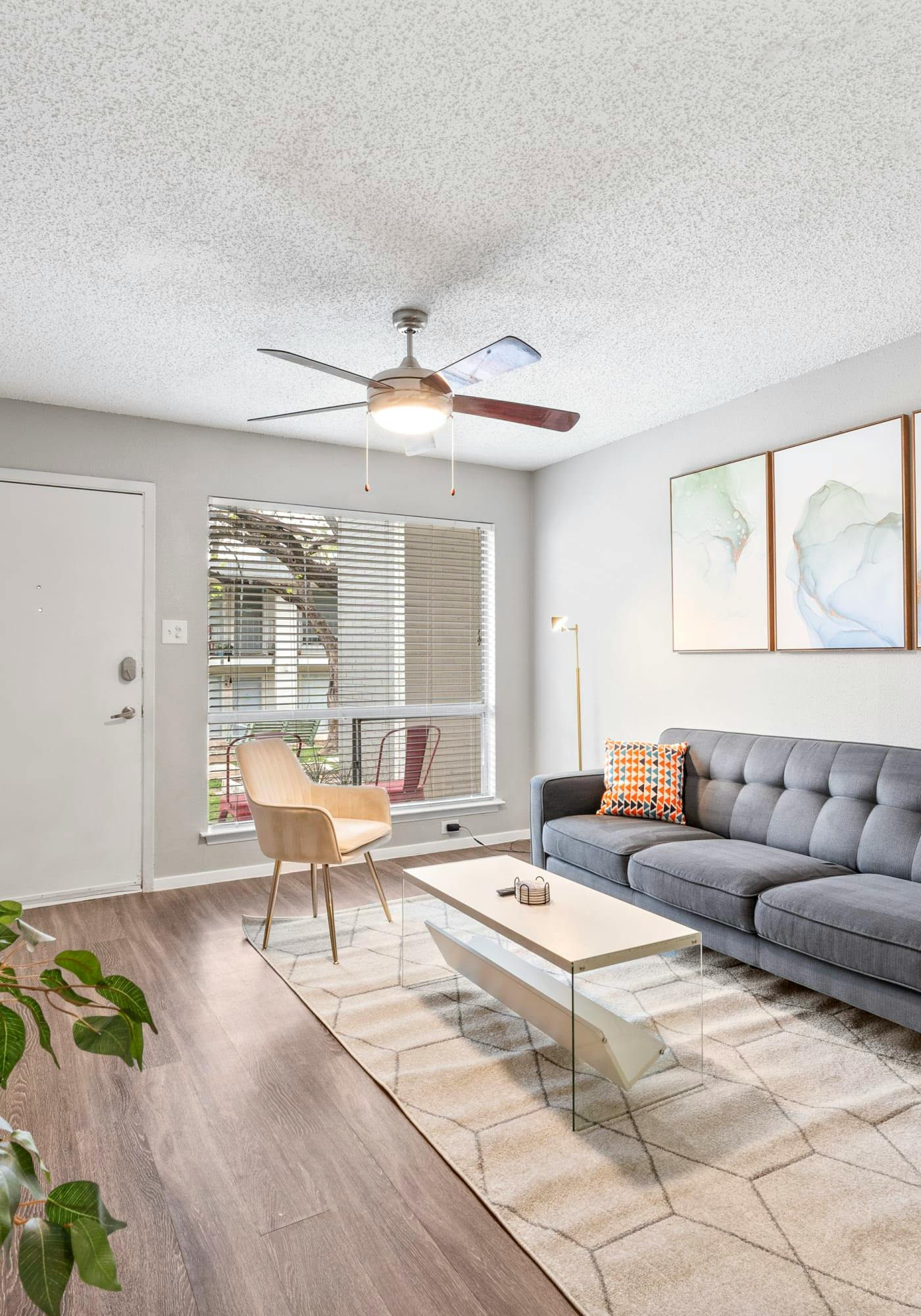 SoCo 2BR corner suite, king bed, fast WiFi w/ pool