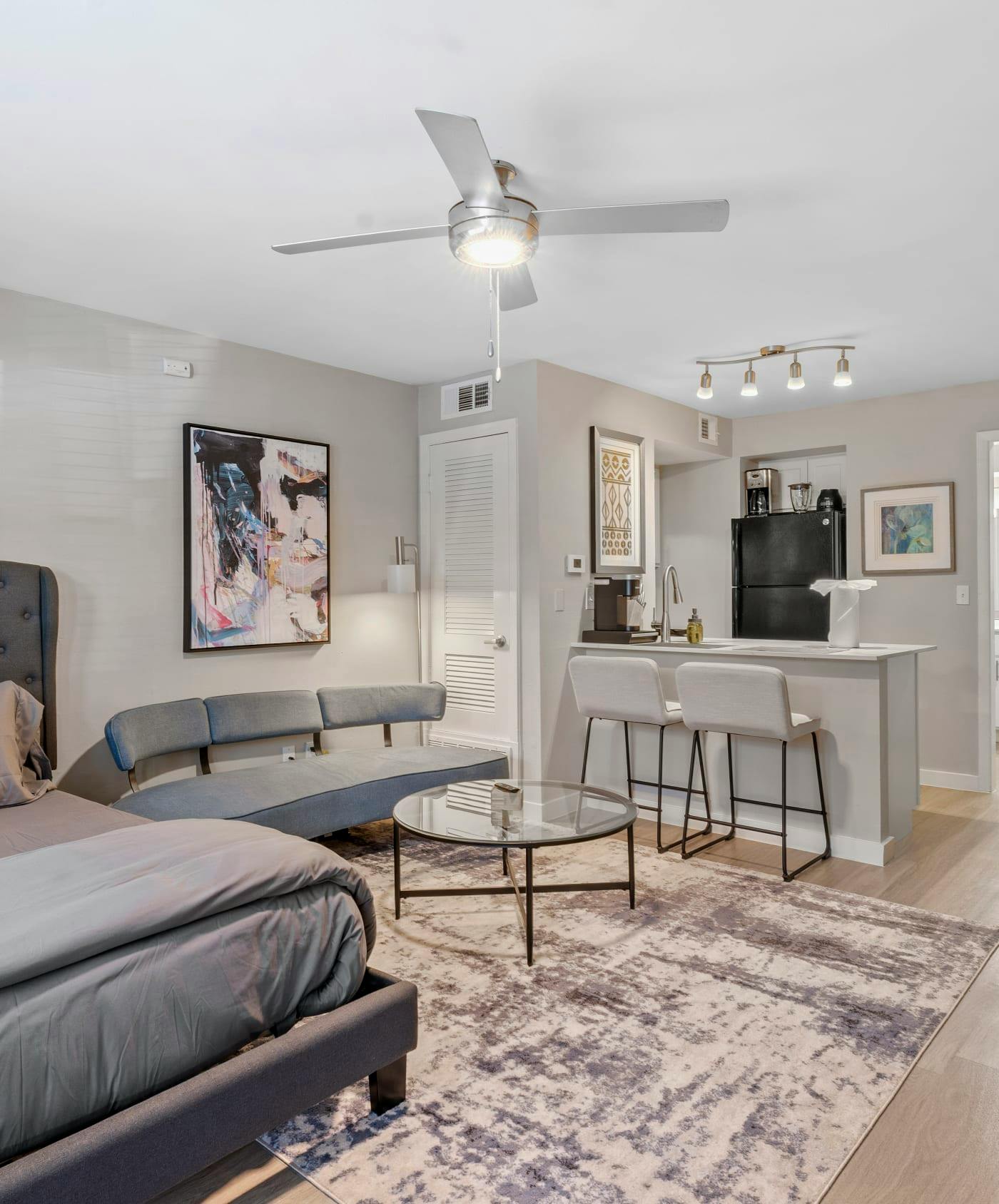 Cozy chic studio close to Downtown and Domain