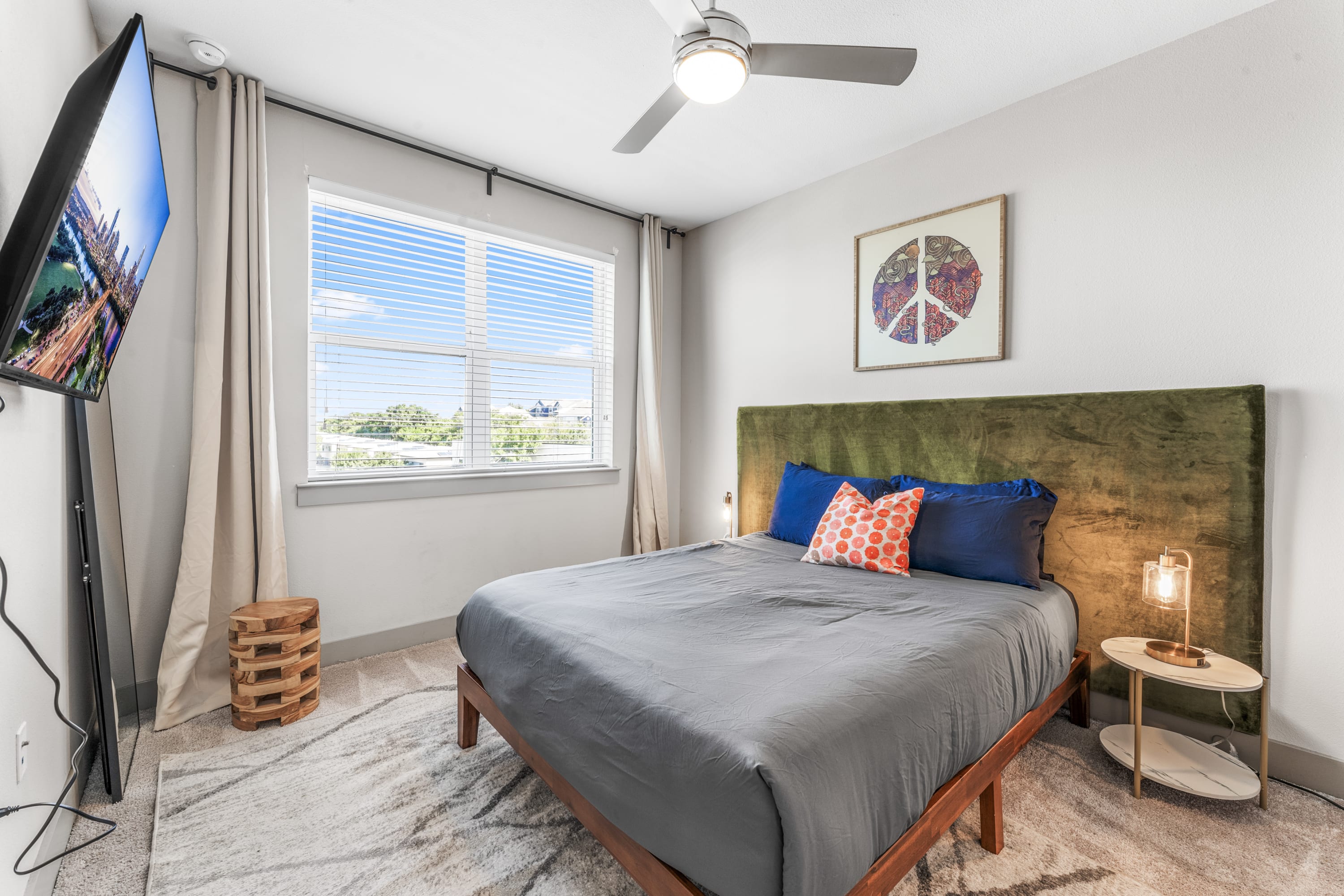 Modern 1BR luxe suite close to DT w/ fast WiFi