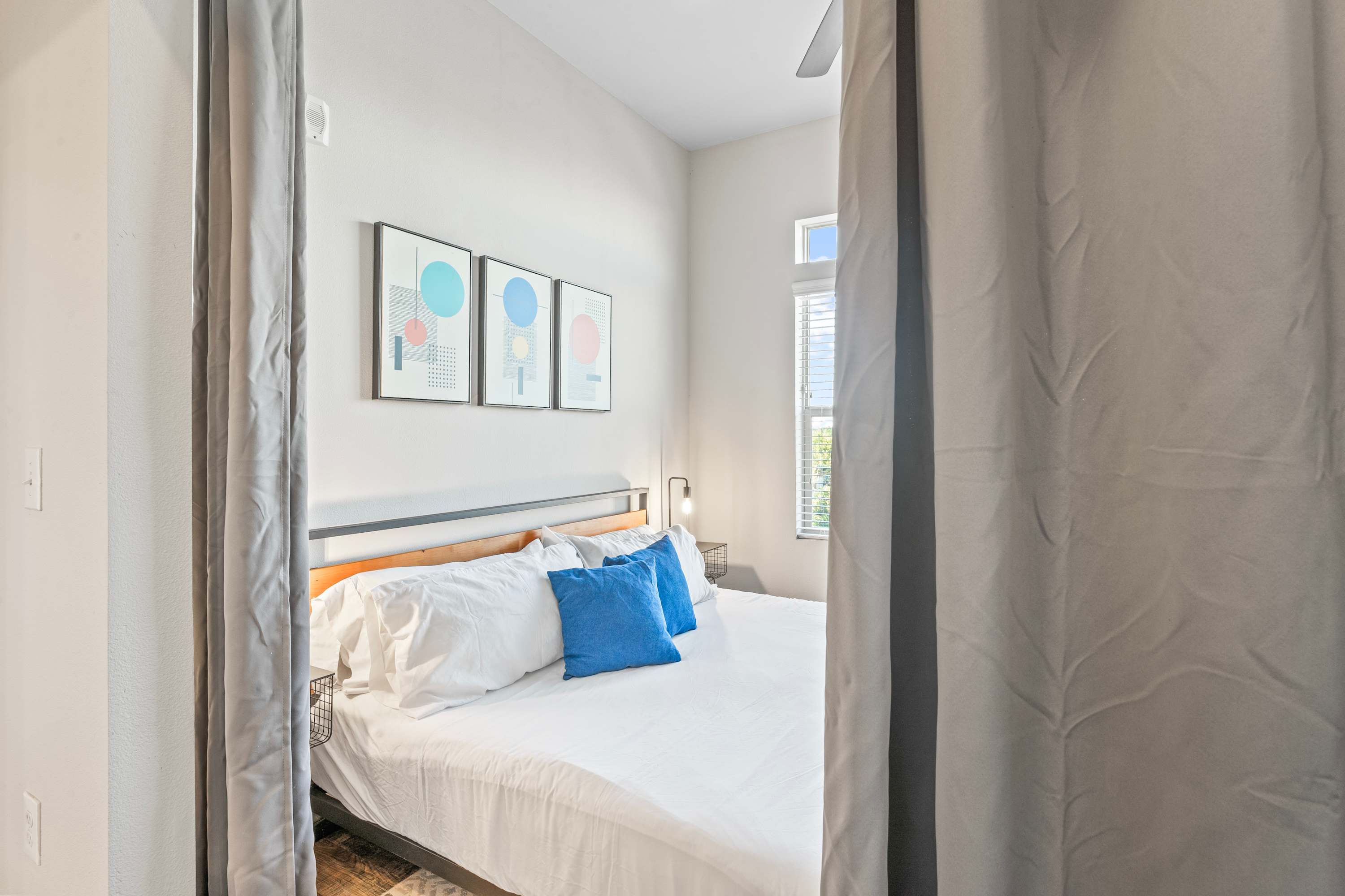 Serene 2BR king suite, fast WiFi, 8 min to Downtown