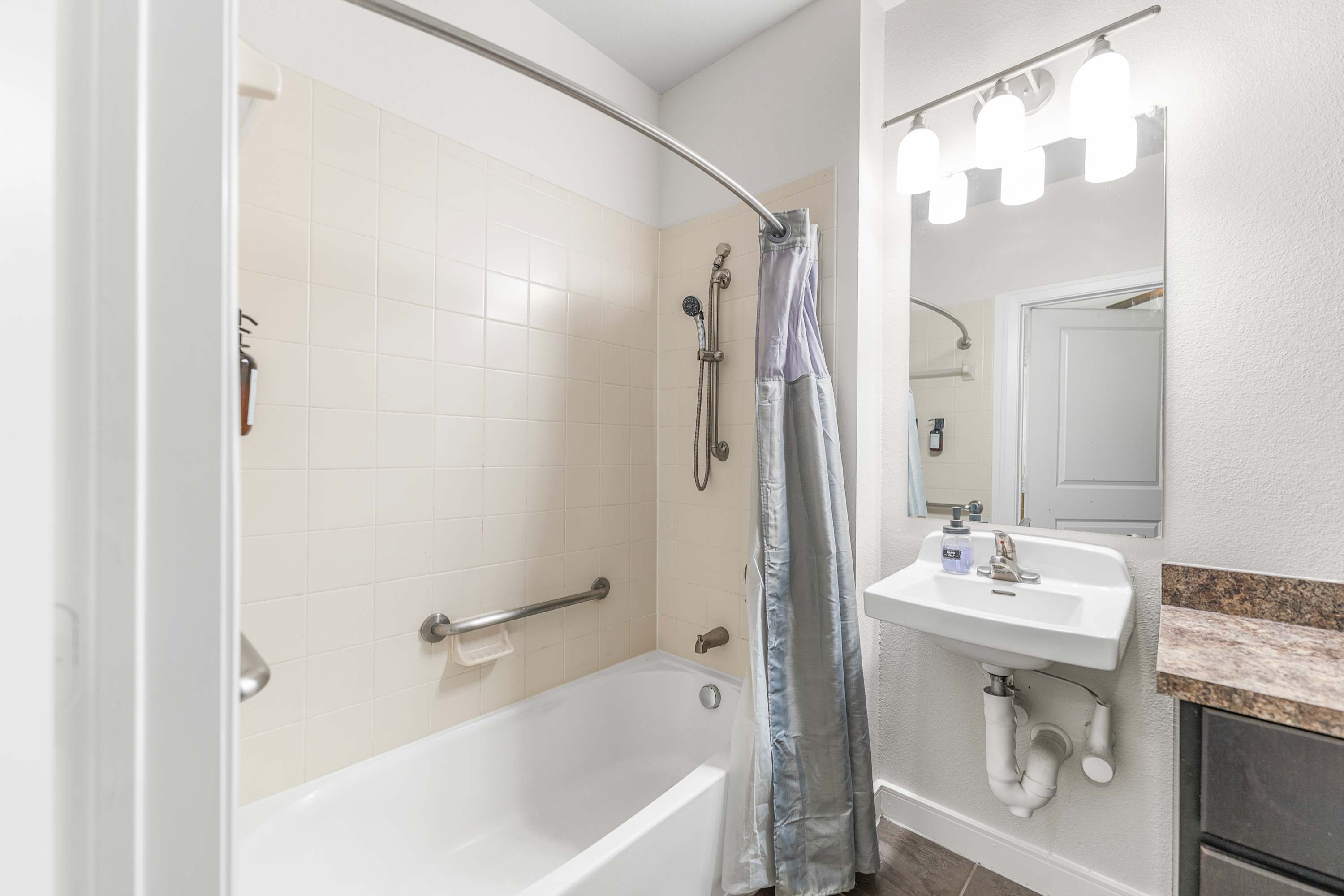 Boho SoCo 1BR Queen Suite w/ GymPickleballLaundry