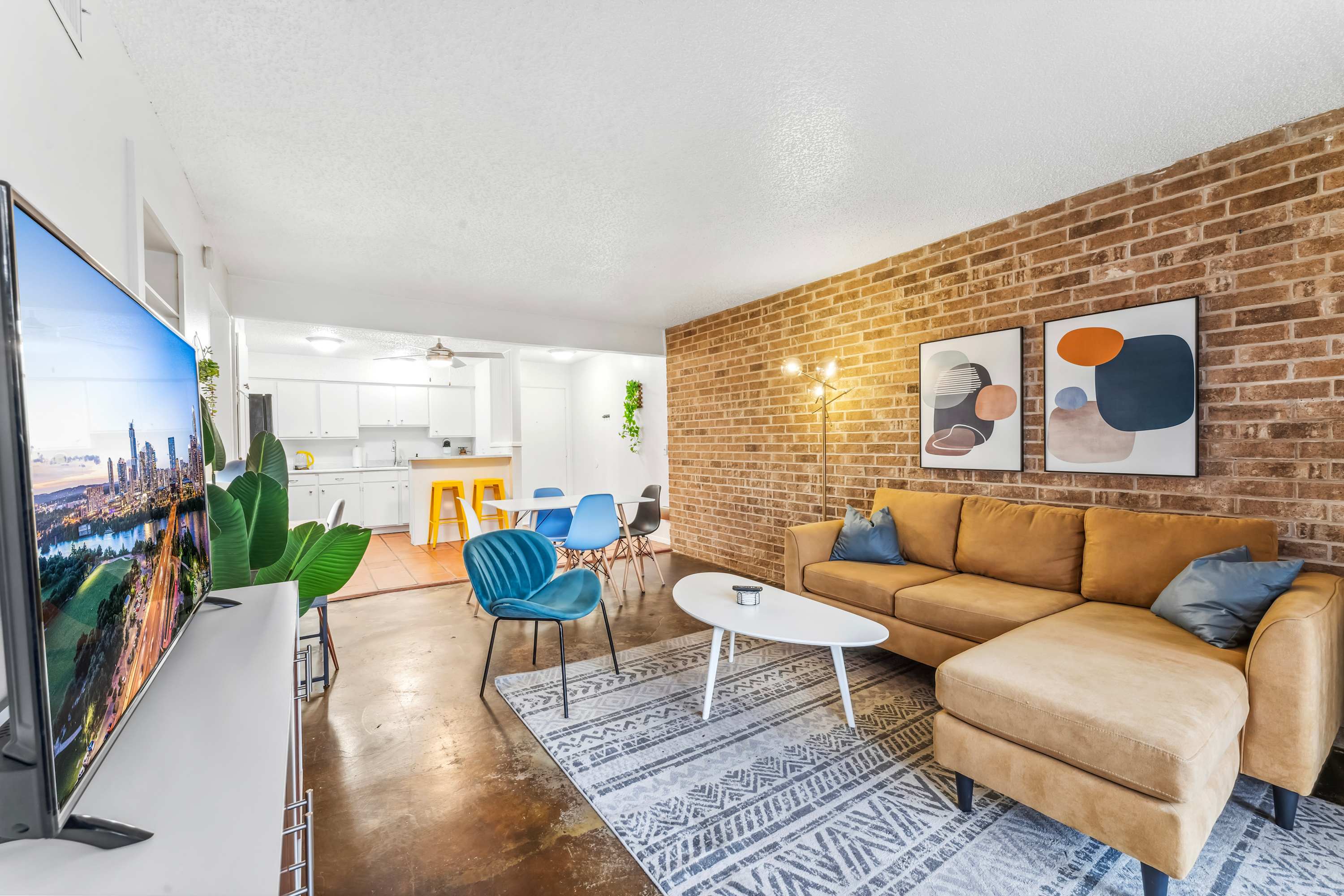 Prime SoCo chic 2BR king suite w/ pool, parking