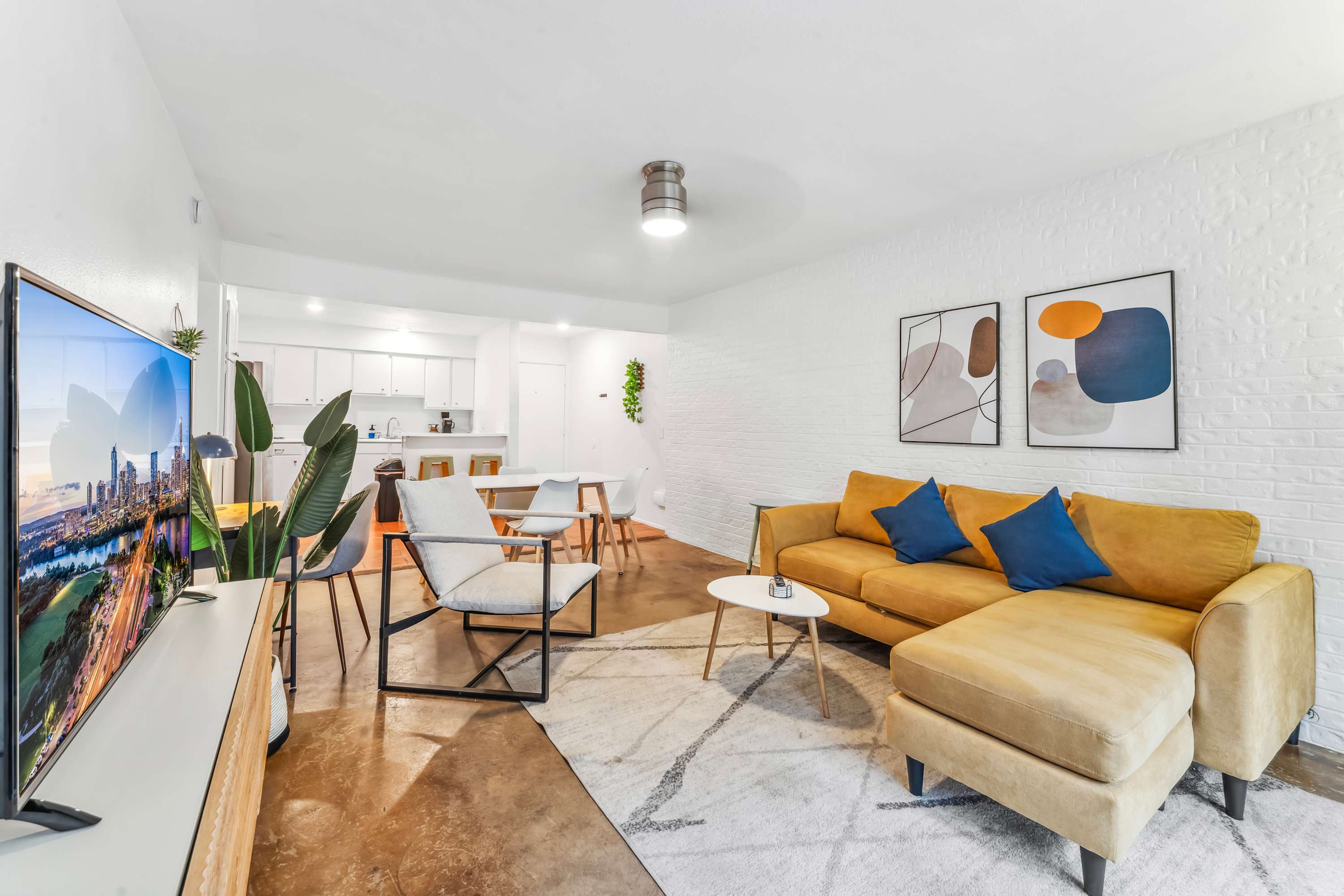 Prime SoCo comfy 2BR king suite w/ pool, parking