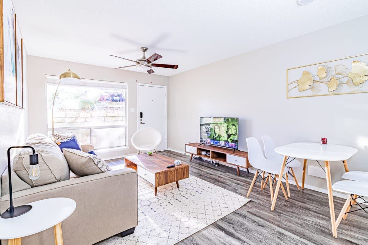 Trendy SoCo 1BR suite, king bed, fast WiFi w/ pool