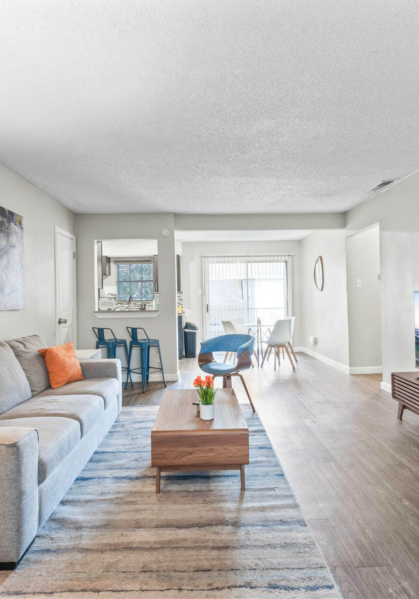 Chic Comfy King Bed 2BR Suite, 5 Min to DT w/ pool