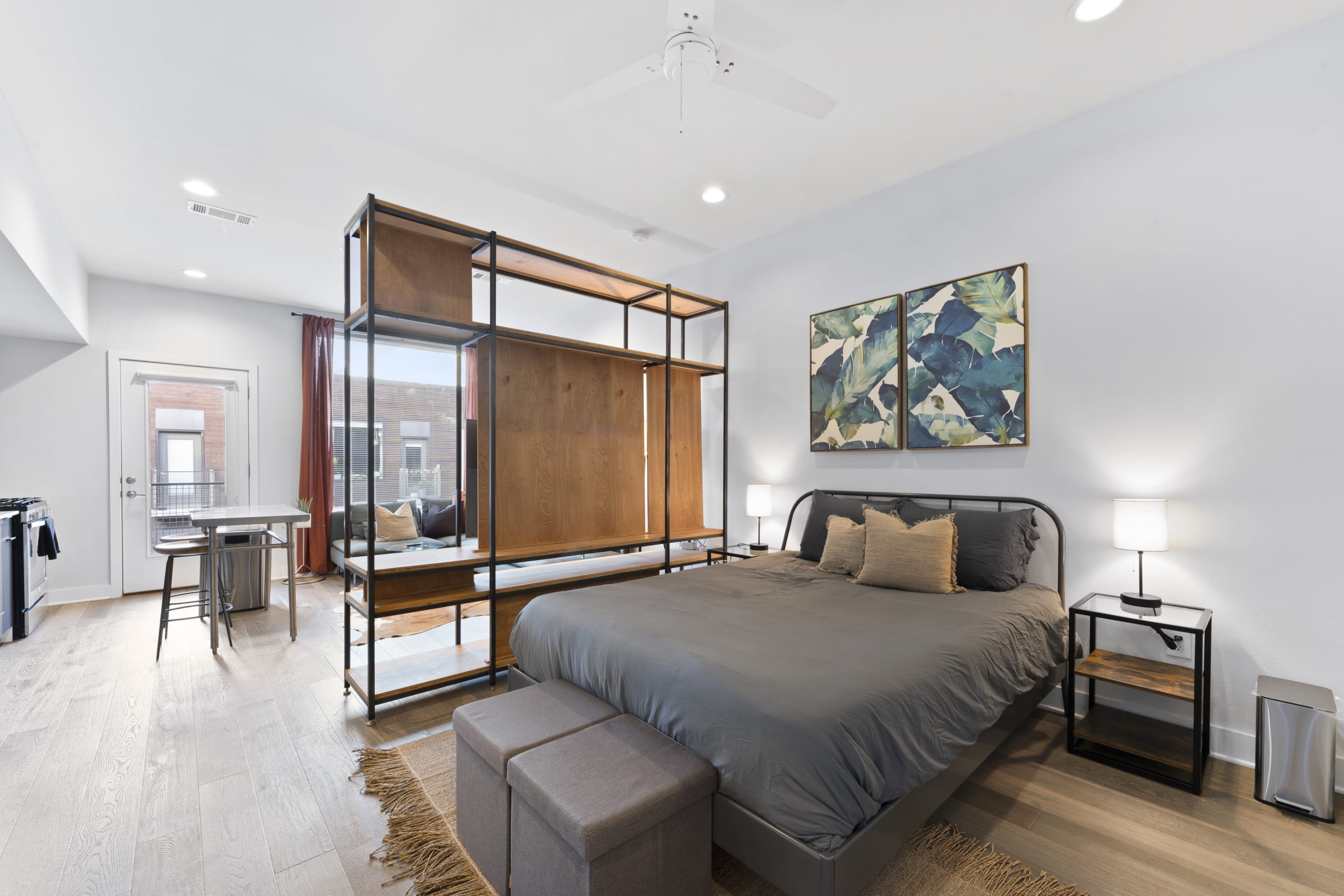 Prime East Downtown Studio w/ pool, gym, laundry