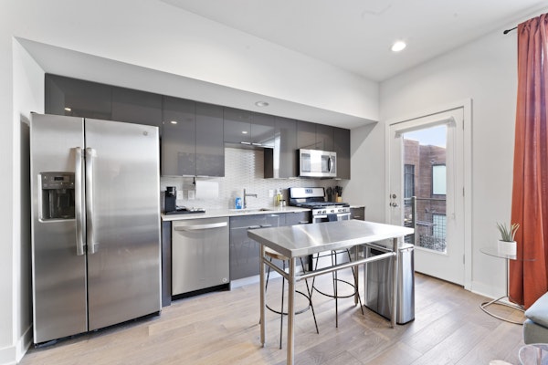 Prime East Downtown Studio w/ pool, gym, laundry