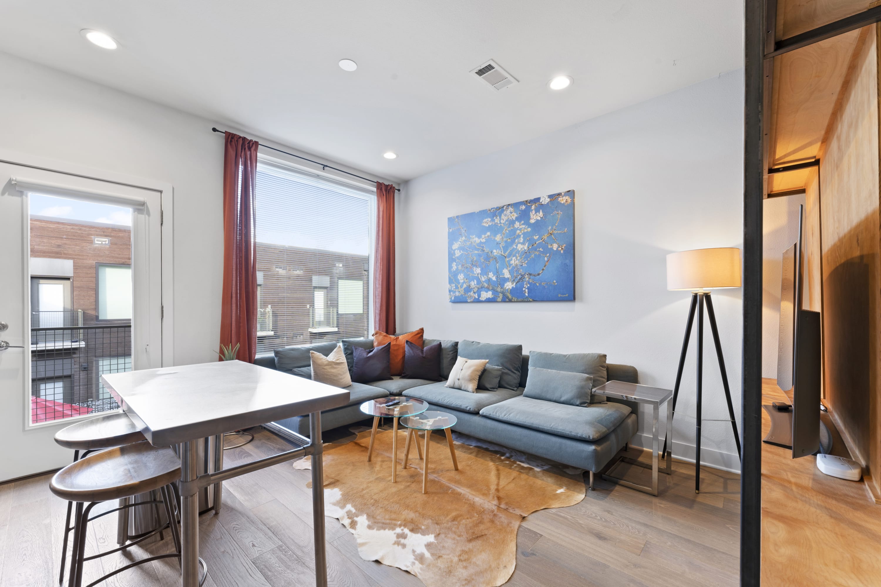 Prime East Downtown Studio w/ pool, gym, laundry