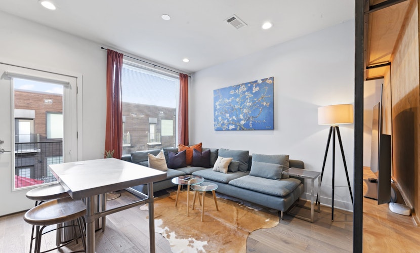 Prime East Downtown Studio w/ pool, gym, laundry