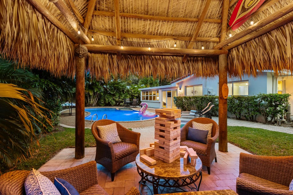 Retro 1950s Florida Home ~ Solar Heated Pool ~ Spa ~ Tiki Hut ~ Huge Backyard ~ Hammock ~ Two Bikes