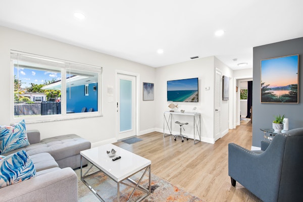 ~ Prime Location ~ Heated Pool ~ Beach + Nightlife ~ Great Neighborhood!