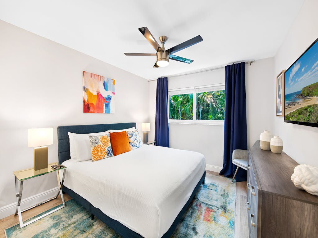 ~ Prime Location ~ Heated Pool ~ Beach + Nightlife ~ Great Neighborhood!