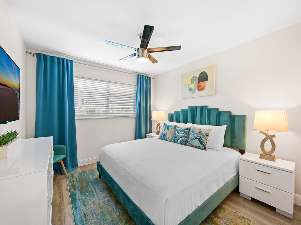 Prime Location ~ Heated Pool ~ Beach + Nightlife ~ Great Neighborhood!