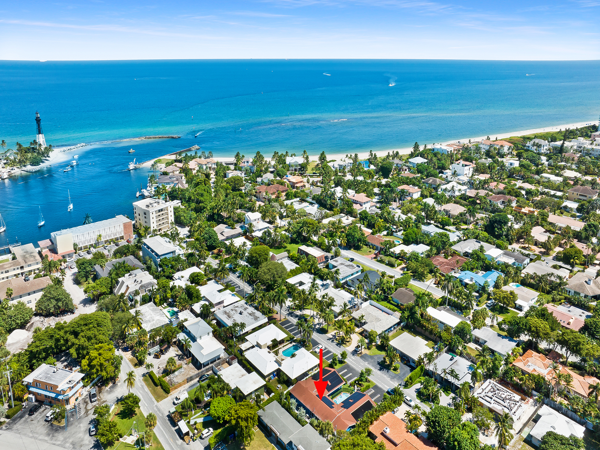 8 Room Family Retreat ~ Prime Location ~ Heated Pool ~ 9 Min. Walk to Beach + Nightlife