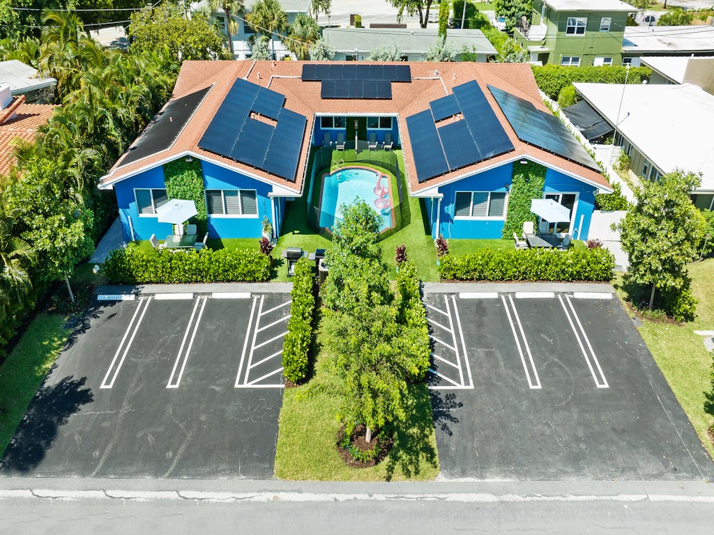 8 Room Family Retreat ~ Prime Location ~ Heated Pool ~ 9 Min. Walk to Beach + Nightlife