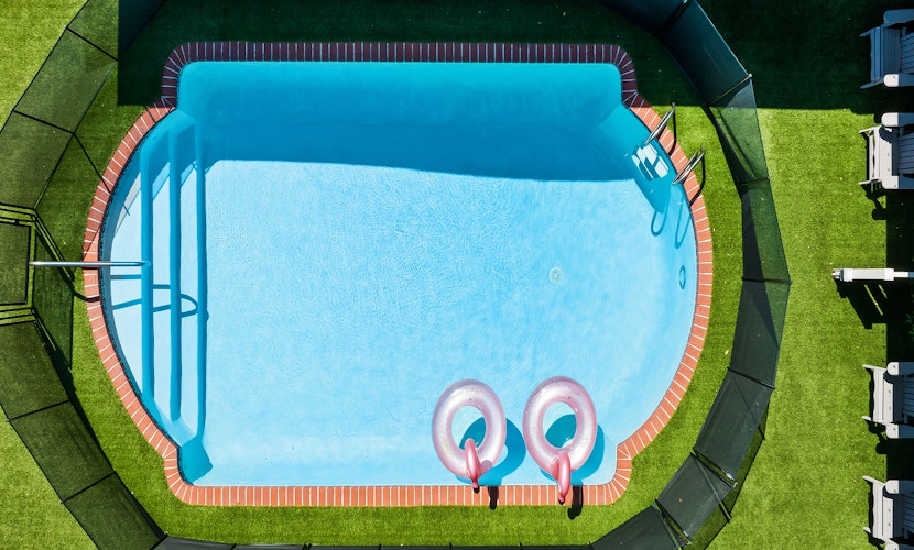 8 Room Family Retreat ~ Prime Location ~ Heated Pool ~ 9 Min. Walk to Beach + Nightlife