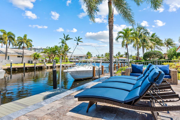 6 mins to Beach~Heated Pool~Jacuzzi~Big Backyard~30 Foot Dock