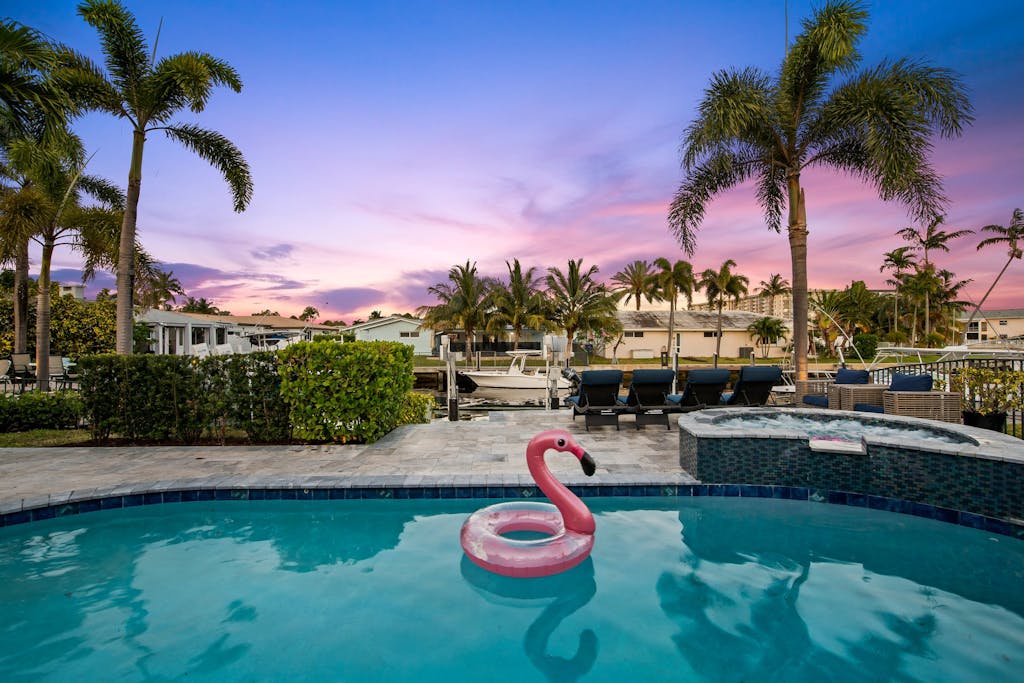 6 mins to Beach~Heated Pool~Jacuzzi~Big Backyard~30 Foot Dock