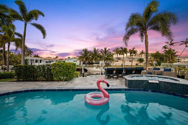 6 mins to Beach~Heated Pool~Jacuzzi~Big Backyard~30 Foot Dock