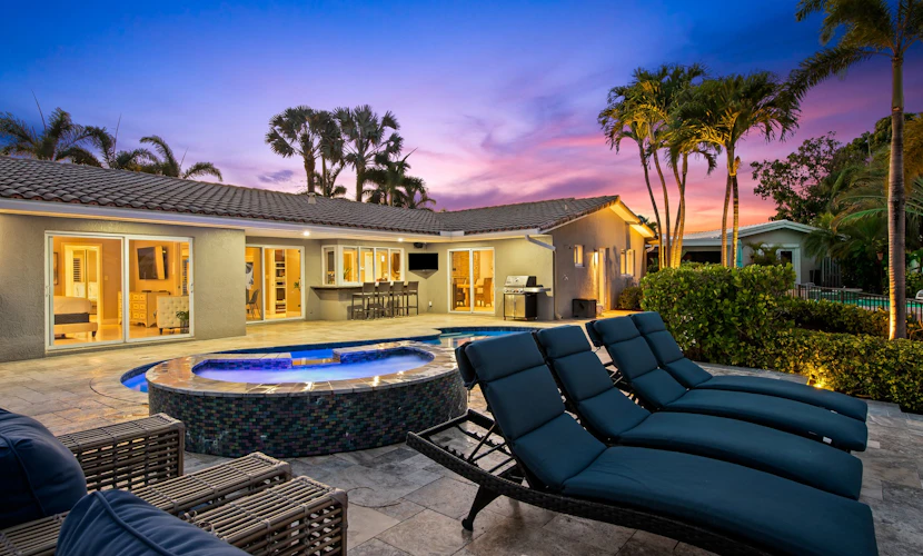 6 mins to Beach~Heated Pool~Jacuzzi~Big Backyard~30 Foot Dock