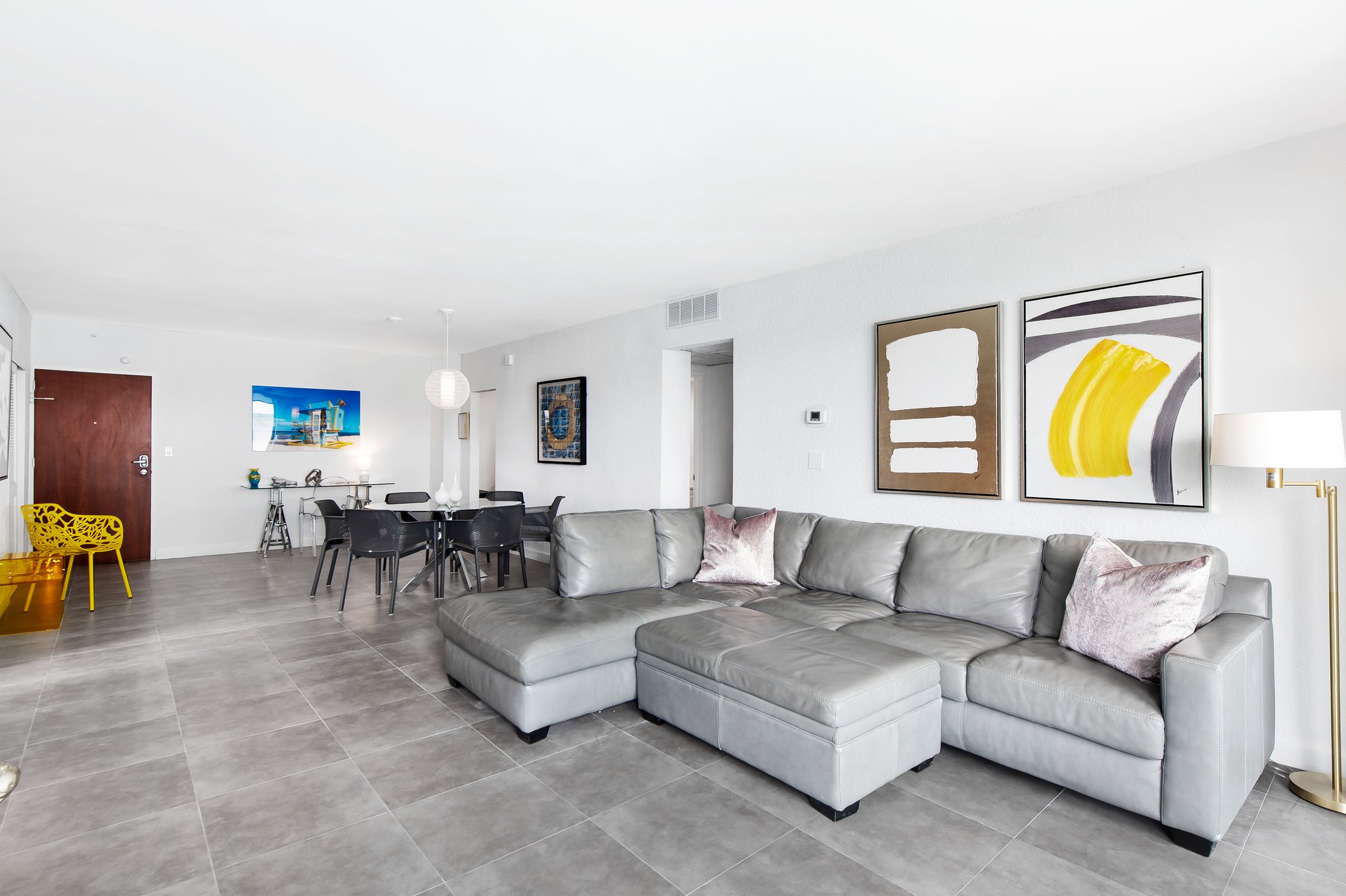 Newly Renovated~Walk to Beach~Close to Entertainment + Nightlife and Shopping