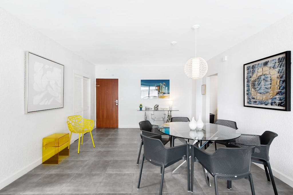 Newly Renovated~Walk to Beach~Close to Entertainment + Nightlife and Shopping