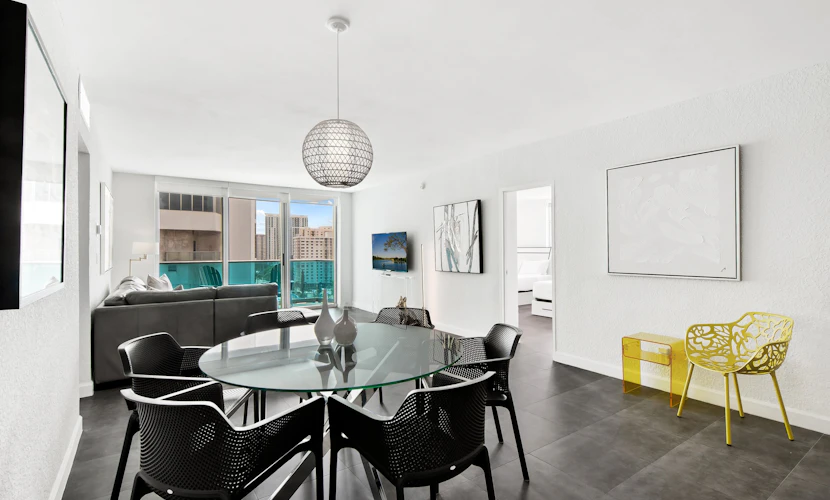 Newly Renovated~Walk to Beach~Close to Entertainment + Nightlife and Shopping