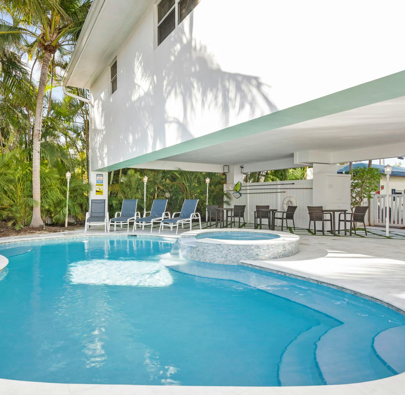 Liza Marie By The Sea (2 Bedrooms / 1 Bathroom)