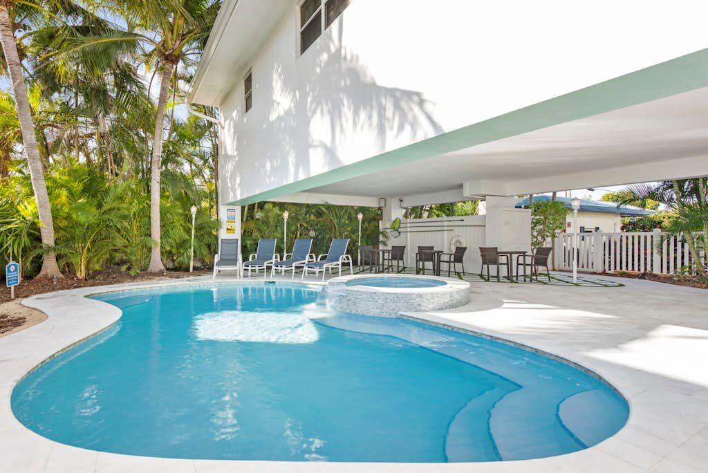 Beachside Bliss • Renovated Studio • Walk to Ocean & Restaurants