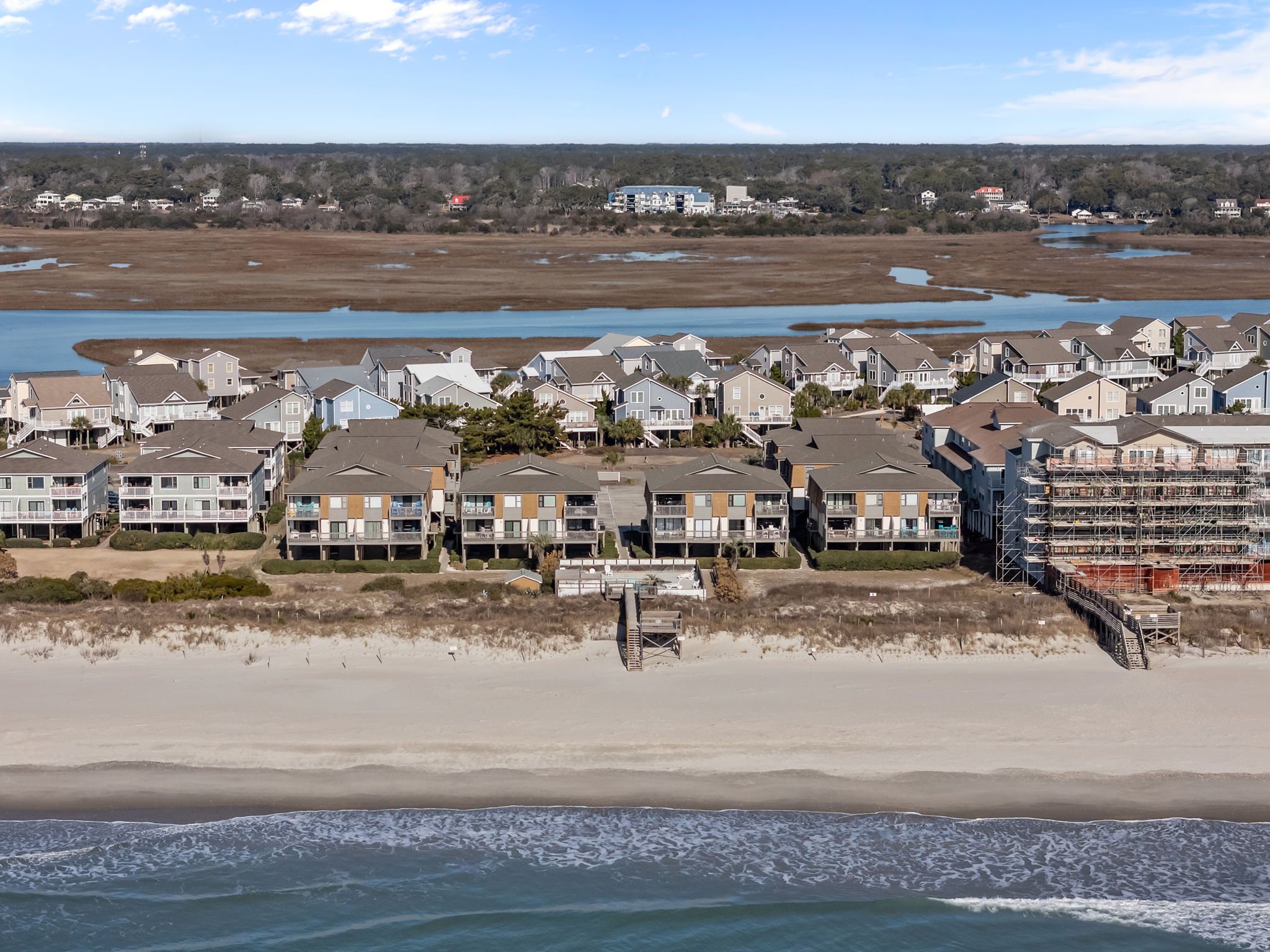 Island Time Direct beach access, shared pool