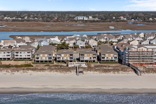 Island Time Direct beach access, shared pool