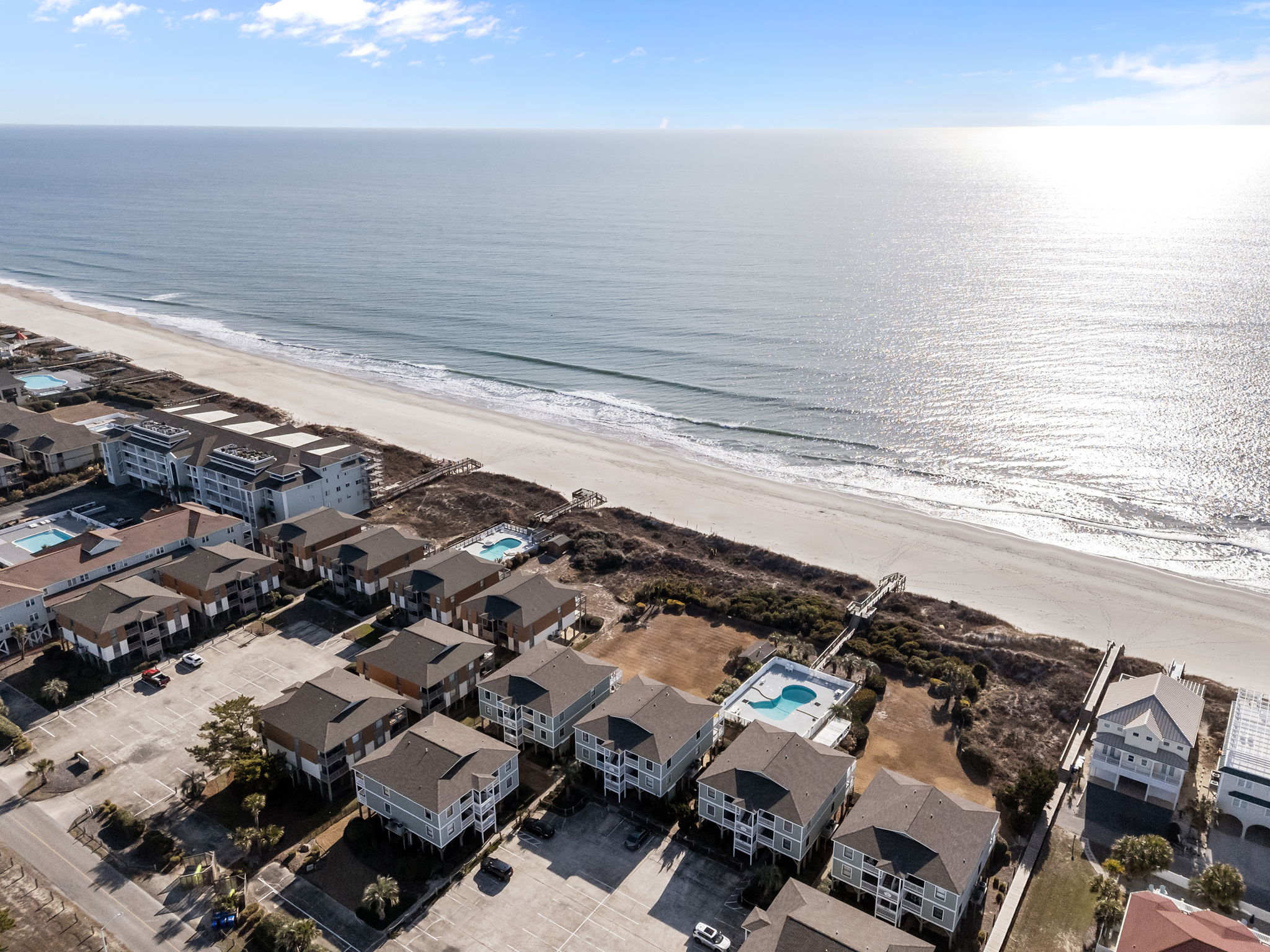 Island Time Direct beach access, shared pool