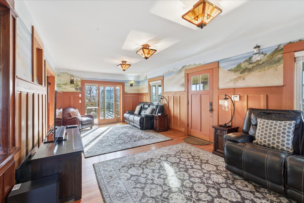 A Craftsman style gem, hot tub, close to ocean