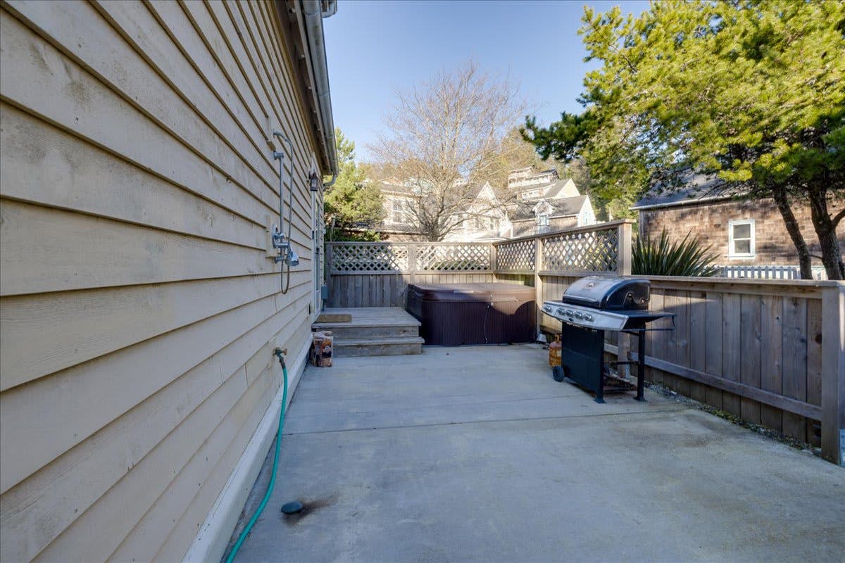 Family friendly home with game room, hot tub, steps to ocean