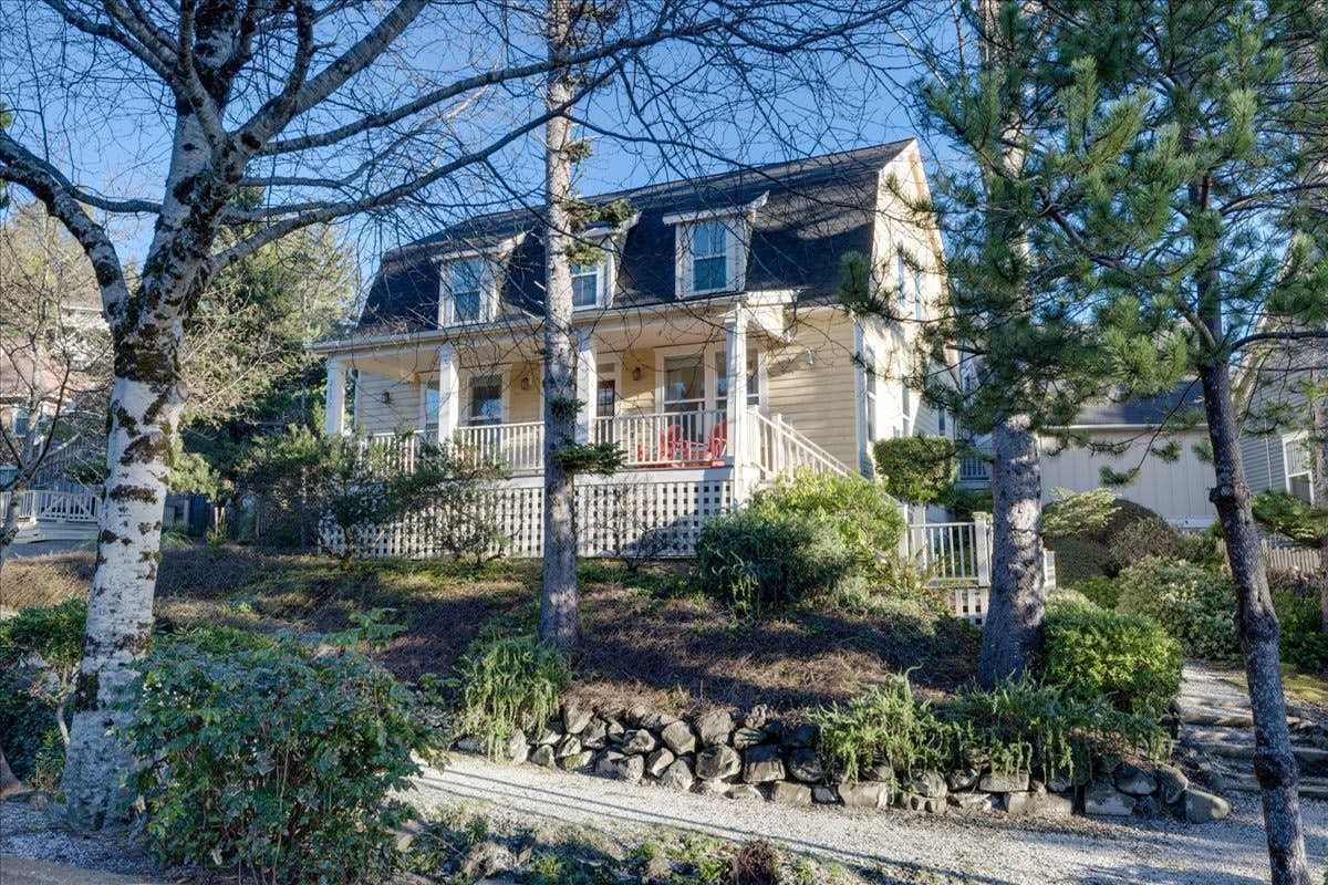 Family friendly home with game room, hot tub, steps to ocean