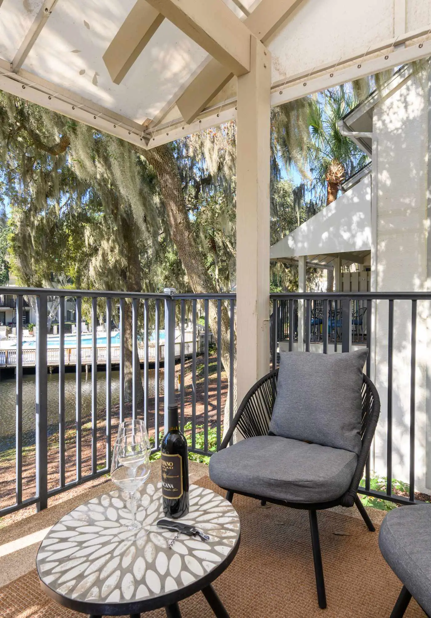 Garden View Bliss | 3BR Villa Near Coligny Plaza