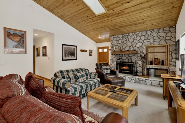 Ceasar Retreat at Big Bear - Cozy Mountain Alpine Cottage