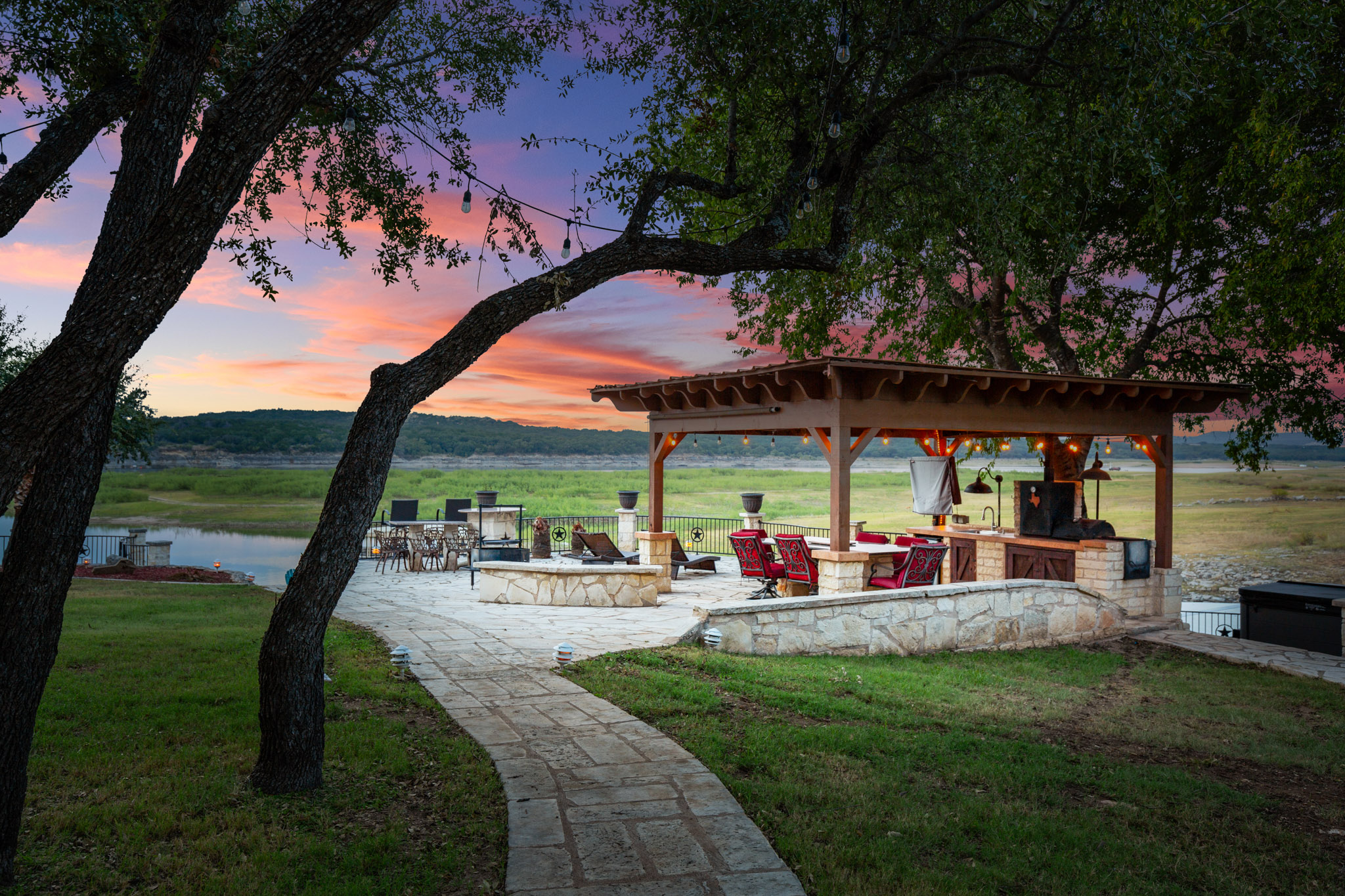 Luxury Lake Life - Boat Dock, Outdoor Kitchen, Basketball Court, Game Room & Bar